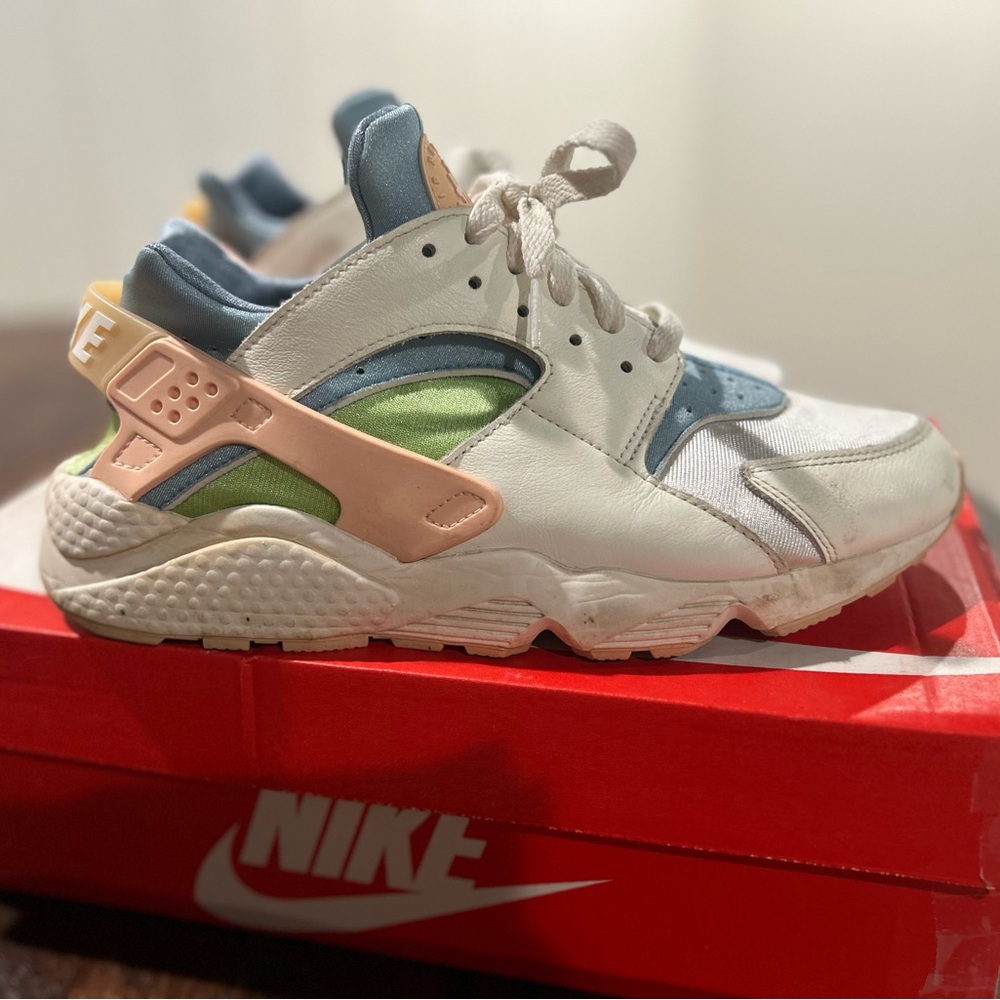 Women’s Nike Huaraches Sneakers EUC